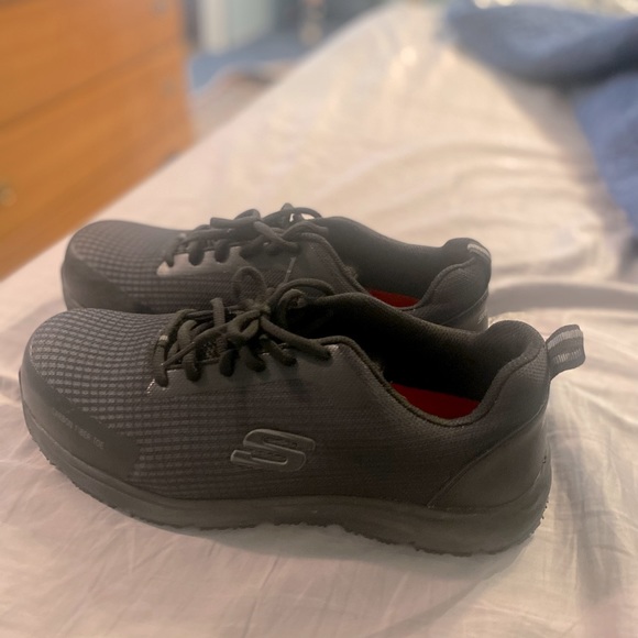 Men’s 11 Skechers - Picture 1 of 5